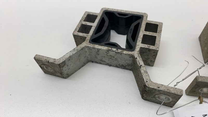 1615699 00 A 2021-2024 Tesla Model S X Radiator Cooling Module Upper Isolator Mount Support