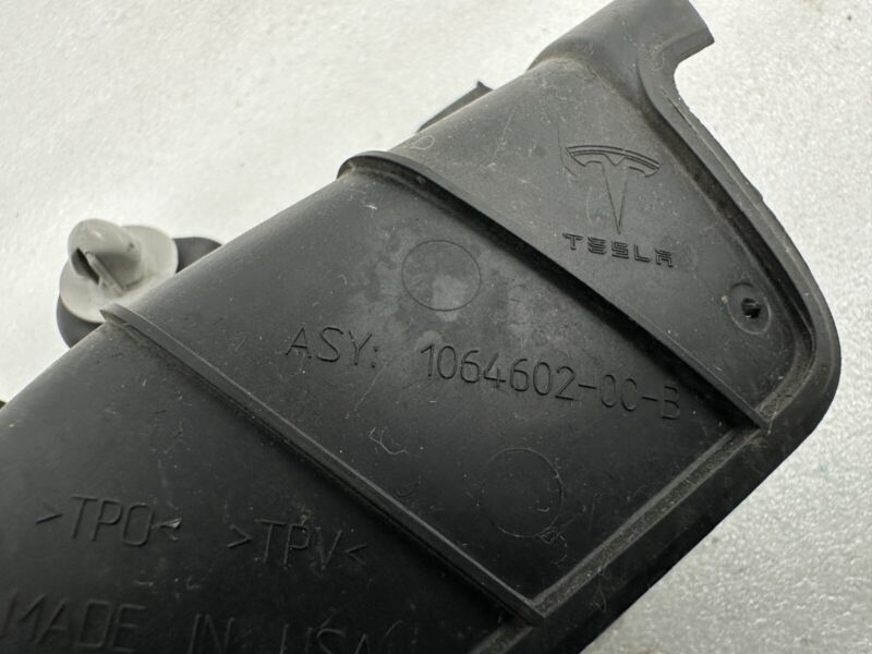 106460200B ⭕16-20 Model X Front Left/Right Bonnet Hood Hinge Trim 1064602-00-B/1064603-00-B