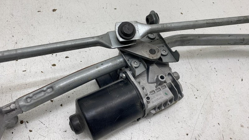 W000061428 2018 2019 BMW 530e G30 Front Windshield Wiper Transmission Linkage w/ Motor Assy