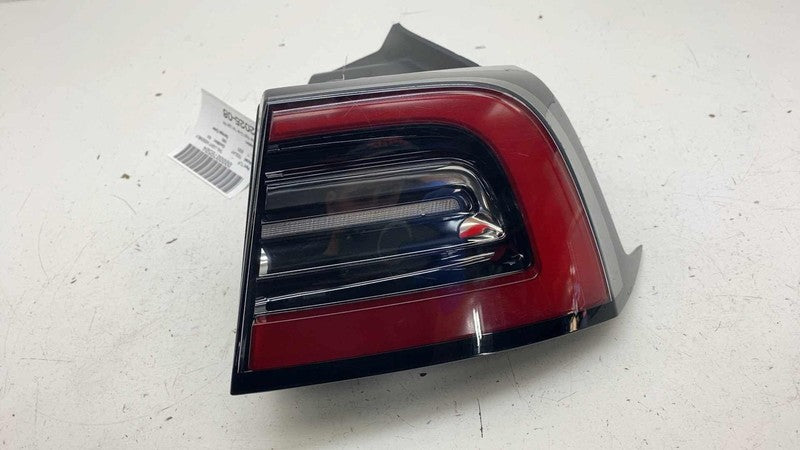 150208700D ⭕ 21-24 Tesla Model Y Rear Right Taillight Outer Lamp On Quarter RH 1502087-00-D