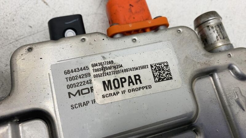E1 122R-00 0482 2017-2023 Chrysler Pacifica Radiator Fluid Heating Module Assembly E1122R000482
