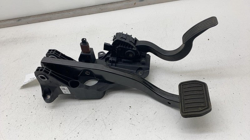 ⭕ 2020-2023 Tesla Model Y MY Accelerator & Brake Pedal Pad Assembly 11