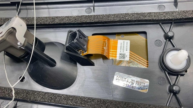 180765100B ⭕ 23-24 Model Y Right Exterior B-Pillar Applique Glass Trim RH AP4 1785300-00-B