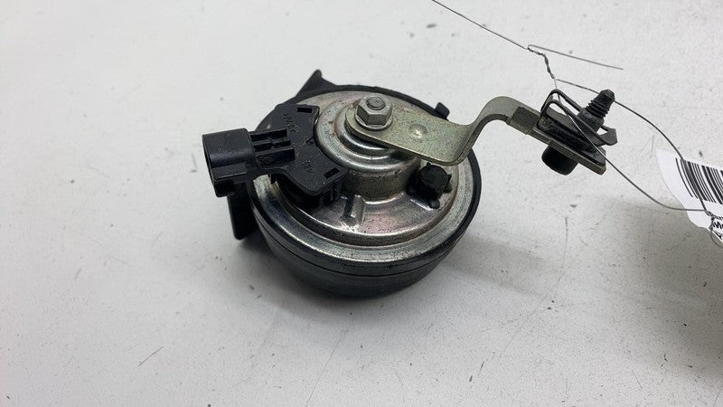 E3007042 2017-2020 Maserati Levante FIAMM Low Pitch Tone Horn Signal w/ Bracket Assembly