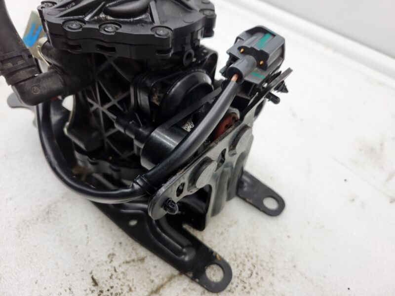 100343900A 12-15 Model S Brake Servo Booster Vacuum Pump & Isolator w/ Bracket 1003439-00-A