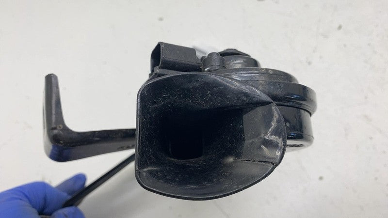 PT00656647C ⭕ 2025 Rivian R1S Front Left Low Note Tone Signal Horn w/ Bracket PT00656647-C