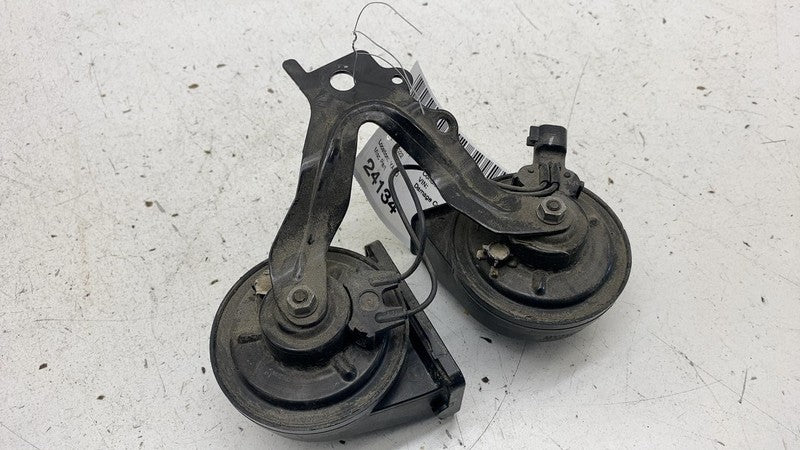E3 007042 ⭕ 2022 Chrysler Pacific FIAMM Hight & Low Pitch Tone Horn Signal w/ Bracket Assy
