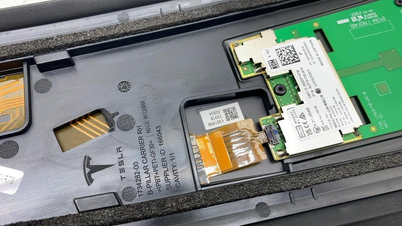 ⭕ 24-25 Tesla Model 3 Passenger Side B-Pillar Applique Glass Trim Mold