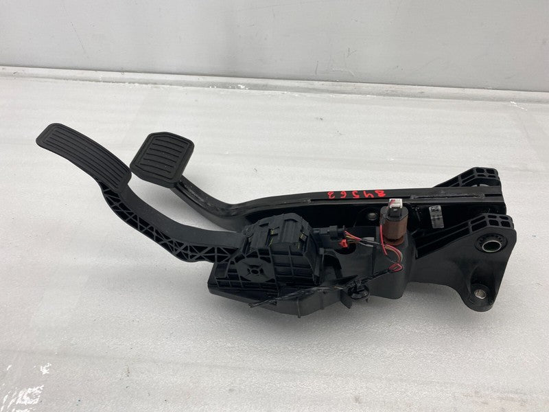 118869100B ⭕ 2020-2023 Tesla Model Y MY Accelerator & Brake Pedal Pad Assembly 1188691-00-B