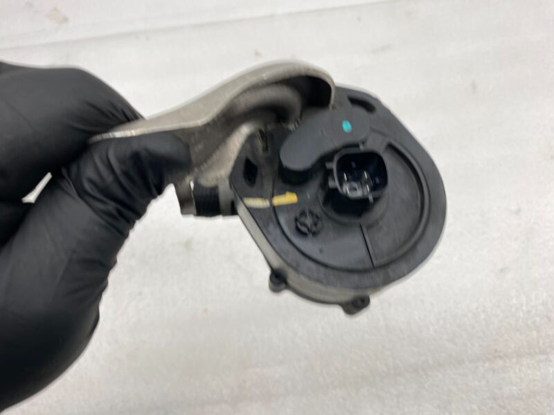 1027549 00 D 2016-2020 Tesla Model X MX Cooling System Auxiliary Coolant Water Pump Assembly