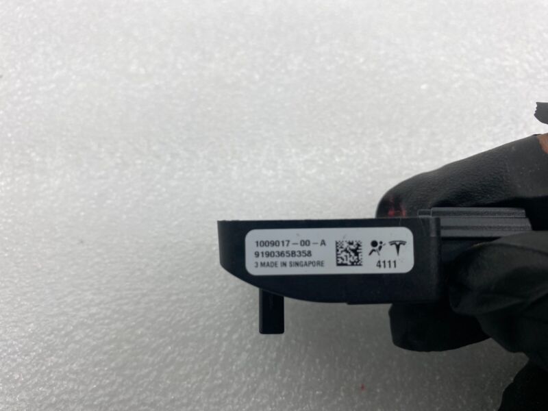 1009017 00 A 2012 2013 2014 2015 Tesla Model S C-Pillar Acceleration Impact Sensor Assembly