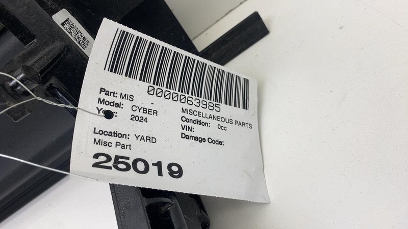 185212597D ⭕ 24-25 Tesla Cybertruck Lower Tonneau Horizontal Guide Rail Trim 1852125-97-D