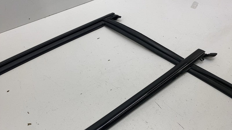 ⭕ 21-23 Polestar 2 Rear Right Door Window Weatherstrip w/ Trim Molding