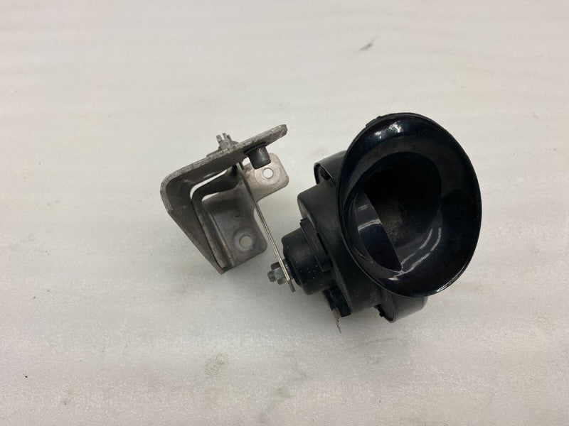 E1 0020046 ⭕ 12-20 Model S Seger High Pitch Tone Horn 12V 510 Hertz w/ Bracket 6008604-00-B