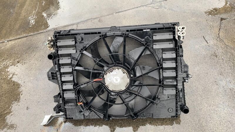 7P0 121 207 A 2011-2018 Porsche Cayenne Engine Radiator Cooling Fan Motor A/C Condenser Assy