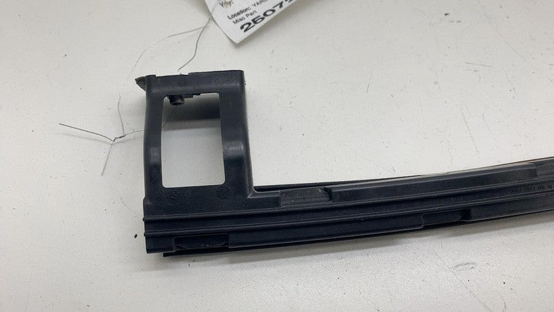 84923391 ⭕19-25 Chevrolet Silverado 1500 Front Right Door Window Glass Channel 84923391