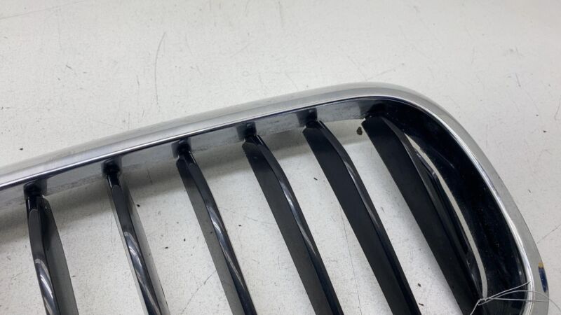 8070470 2017-2021 BMW 530e G30 Front Passenger Side Bumper Kidney Grille Right 8070470