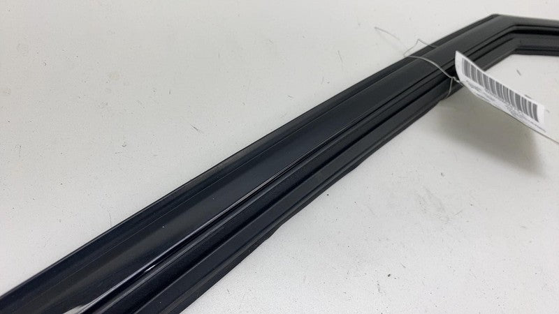 31108768 ⭕ 2021-2023 Polestar 2 Front Right Door Upper Weatherstrip Rubber Seal 31108768