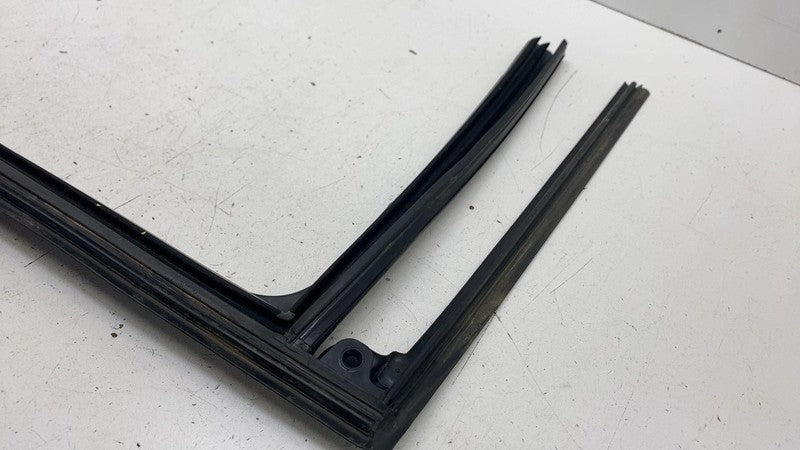 PT00002210 ⭕2022-2025 Rivian R1S Front Left Door Window Weatherstrip Run Channel PT00002210