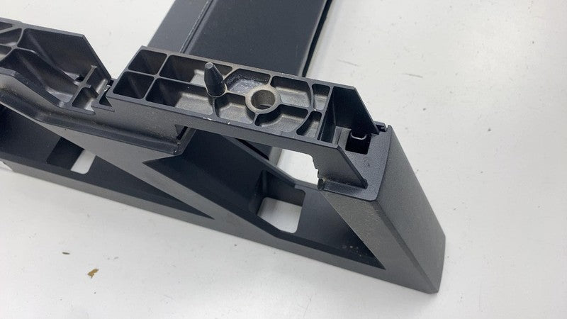 ⭕24-25 Tesla Cybertruck Front Left 1st Row Seat Outboard Riser Cast 19