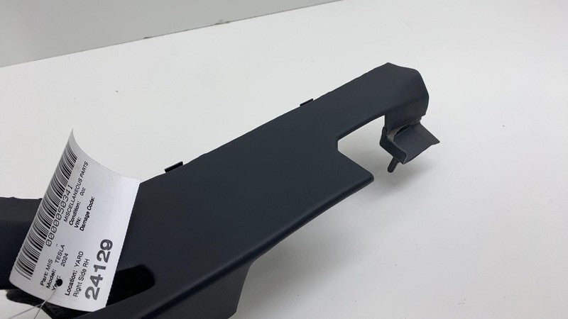 181636459B 2024 2025 Tesla Cybertruck Rear Passenger C-Pillar Lower Trim Cover Panel Right