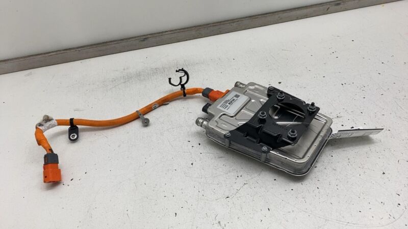E1 122R-00 0482 2017-2023 Chrysler Pacifica Radiator Fluid Heating Module Assembly E1122R000482
