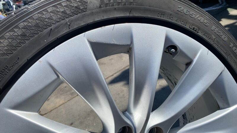 102724400B ⭕ 16-20 Tesla Model X Wheel Rim 20x9.0J + 35MM 20" 10-Spoke w/ Tire 1027244-00-B