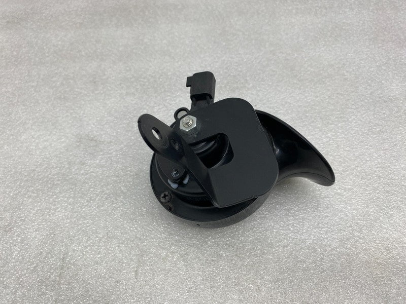 E1 0020046 ⭕ 2012-2020 Tesla Model S MS Seger Low Pitch Tone Horn 12V 410 Hertz w/ Bracket
