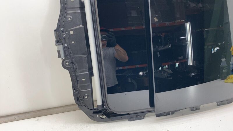 83A 877 041 A 19-23 Audi E-Tron Quattro Roof Panoramic Sunroof Moonroof Glass Panel 83A877041A