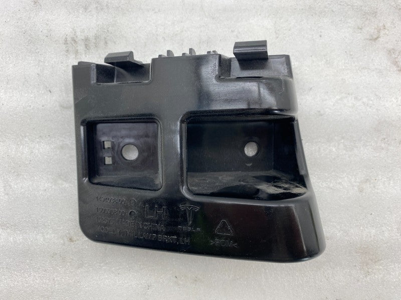 ⭕20-24 Model Y MY Rear Driver Side Tail Lamp Taillight Bracket Left 14