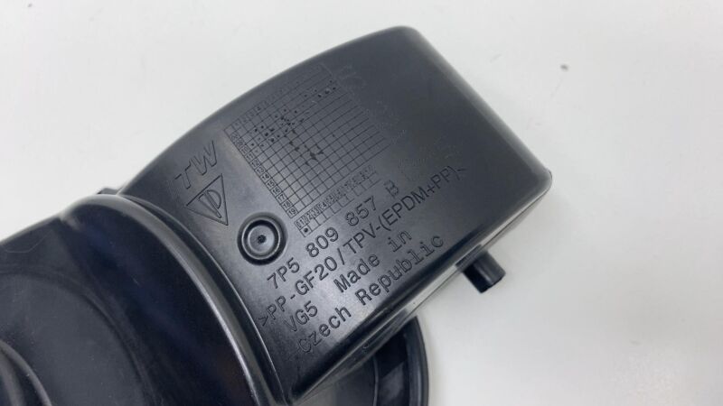 1H0010092Q 2011-2014 Porsche Cayenne Fuel Filler Gas Tank Lid Door w/ Cap Silver - LX7W OEM