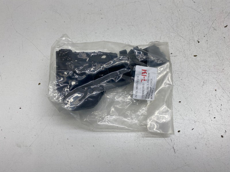 1755642 00 D ⭕ 24-26 Tesla Model 3 Rear Left Taillight Taillamp Lower Bracket LH 1755642-00-D