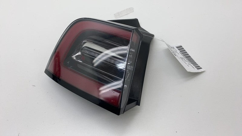 ⭕17-22 Tesla Model 3 Rear Driver Side Exterior Taillight Outer Tail La