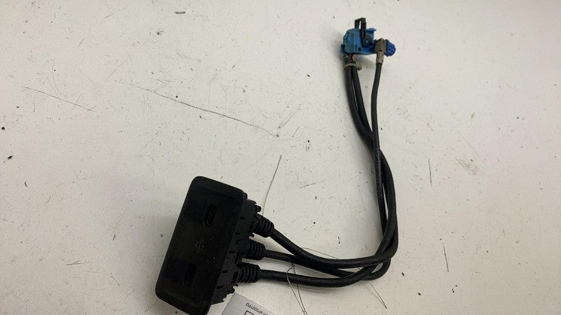 ⭕ 2022 Mercedes-Benz EQS 450+ V297 Multimedia Connection Type C-USB Port Socket