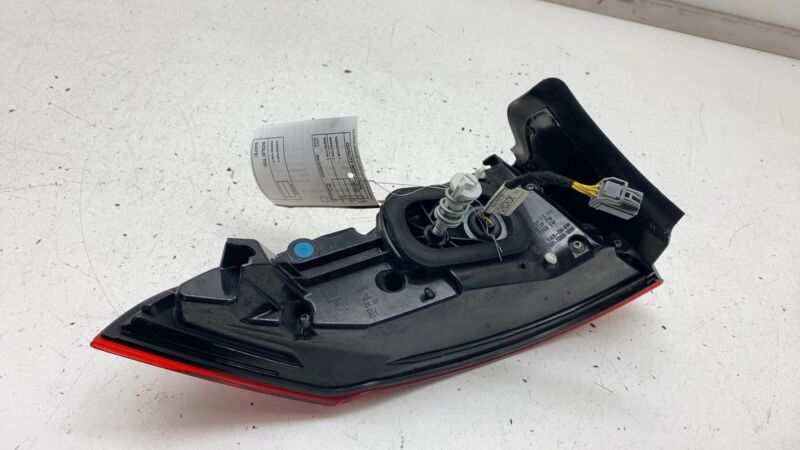 ⭕ 2017-2020 Maserati Levante Rear Right Passenger Side Outer Tail Lamp 20670206
