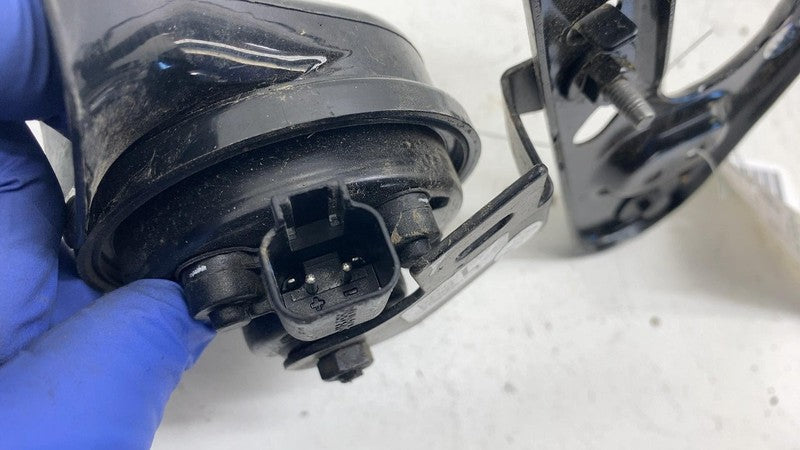 PT00656647C ⭕ 2025 Rivian R1S Front Left Low Note Tone Signal Horn w/ Bracket PT00656647-C