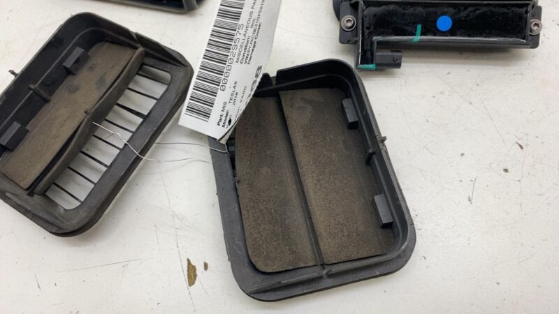 106938300B 16-20 Model X Quarter Panel Rubber Flap & Air Shroud Vent Extractor 1069383-00-B