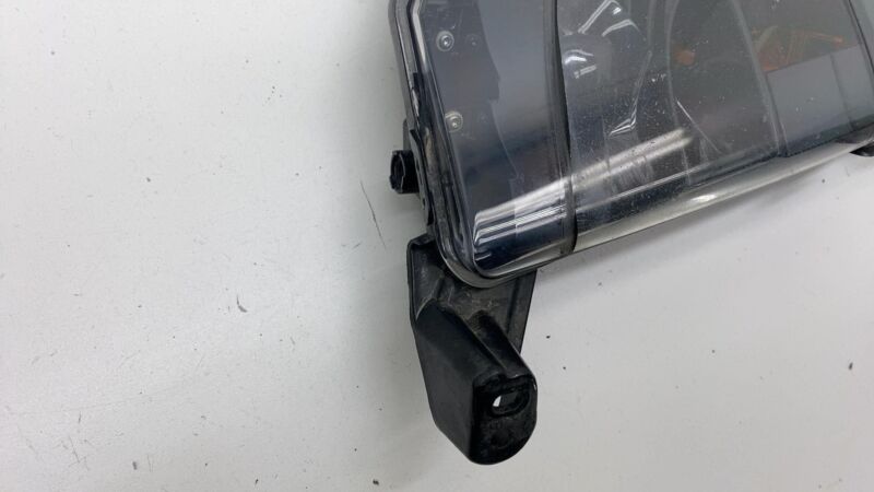 100599600E 12-20 Tesla Model S Front Passenger Fog Light Cornering Lamp Right 1005996-00-E
