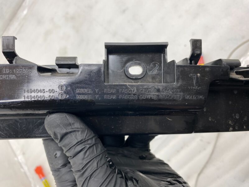2020 2021 2022 Tesla Model Y MY Rear Bumper Fascia Center Mount Support Bracket