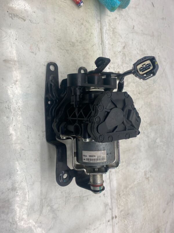 6006359 00 A 2012-2015 Tesla Model S Brake Servo Booster Vacuum Pump and Isolator w/ Bracket