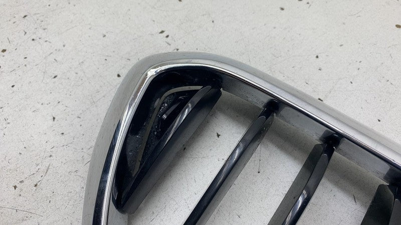 8070470 2017-2021 BMW 530e G30 Front Passenger Side Bumper Kidney Grille Right 8070470