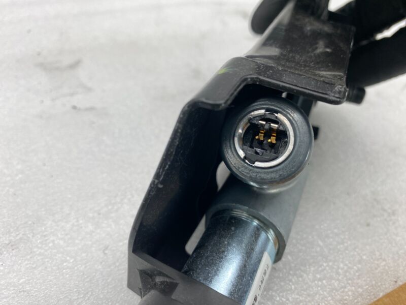 100526500B 2012-2015 Tesla Model S Front Right Seat Belt Outboard Lap Pre-Tensioner RH Assy