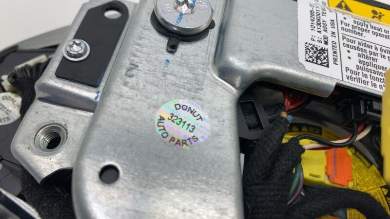 101426501C 2012-2015 Tesla Model S Steering Wheel Airbag Module w/ Retainer Plate Bracket