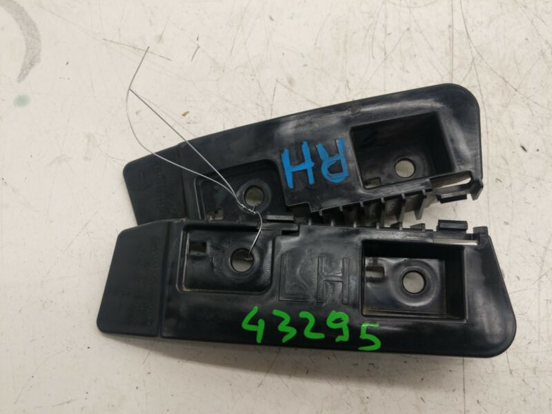 1083993 00 D 2017-2023 Tesla Model 3 M3 Rear Left & Right Bumper Taillight Lamp Mount Bracket