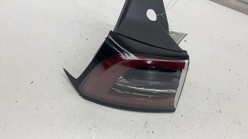 1077397 ⭕ 2017-2022 Model 3 Rear Driver Exterior Taillight Outer Tail Lamp Left 1077397