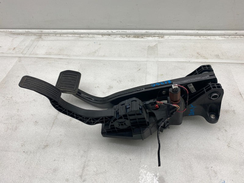 118869100A ⭕ 2020-2023 Tesla Model Y MY Accelerator & Brake Pedal Pad Assembly 1188691-00-A