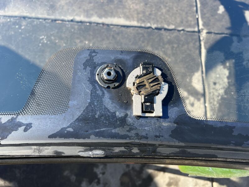 2012-2015 Tesla Model S Windshield Heated Wiper Area (Lower Mount Mirror Type)