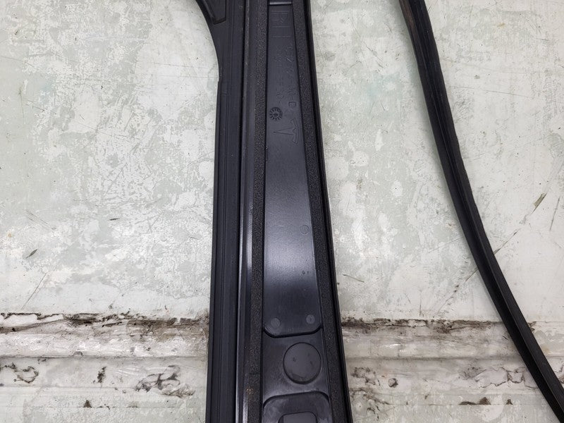 1032364 00 C ⭕ 16-20 Tesla Model X Right B-Pillar Applique Glass w/ Rubber Seal 1032364-00-C