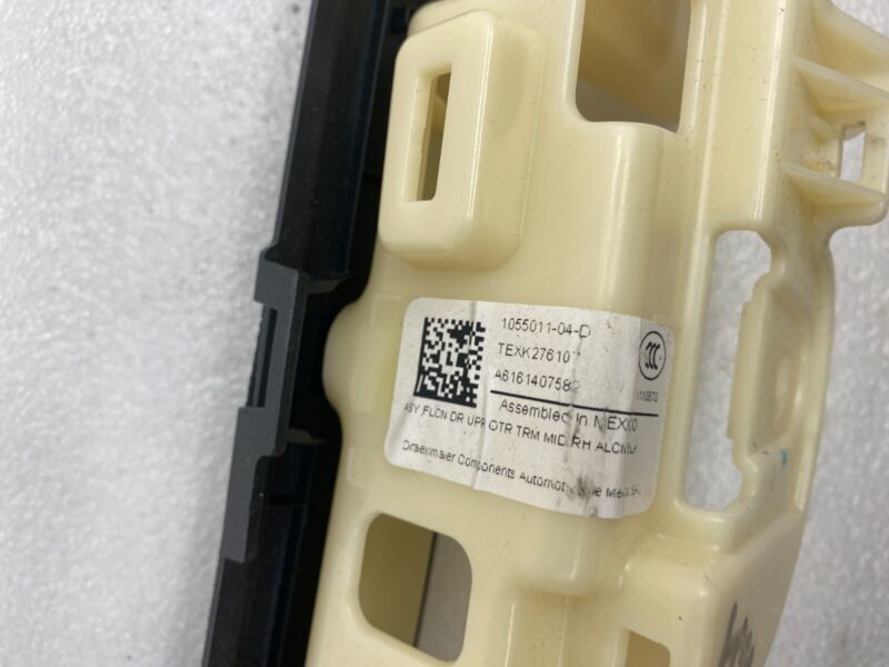 1055011-04-D ⭕ 16-20 Model X Upper Passenger Falcon Door Outer Mid Trim Right RH 1055011-04-D