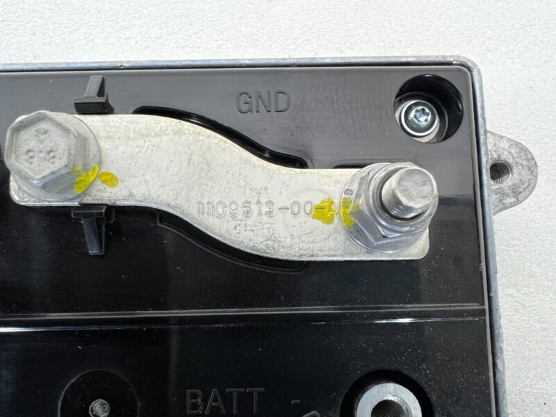 1118182 84 H 2017-2020 Tesla Model 3 Front Suspension Electrical Control Module 1118182-84-H